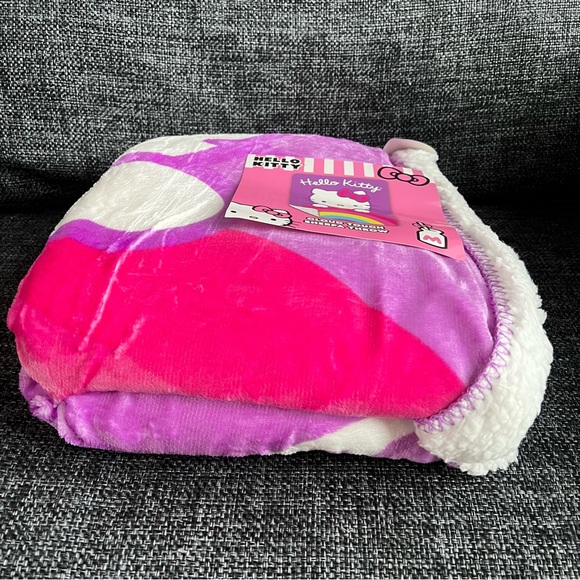 NWT Hello Kitty "Peekaboo Rainbow" Cloud Sherpa Throw Blanket, 50" x 60" - Picture 4 of 9